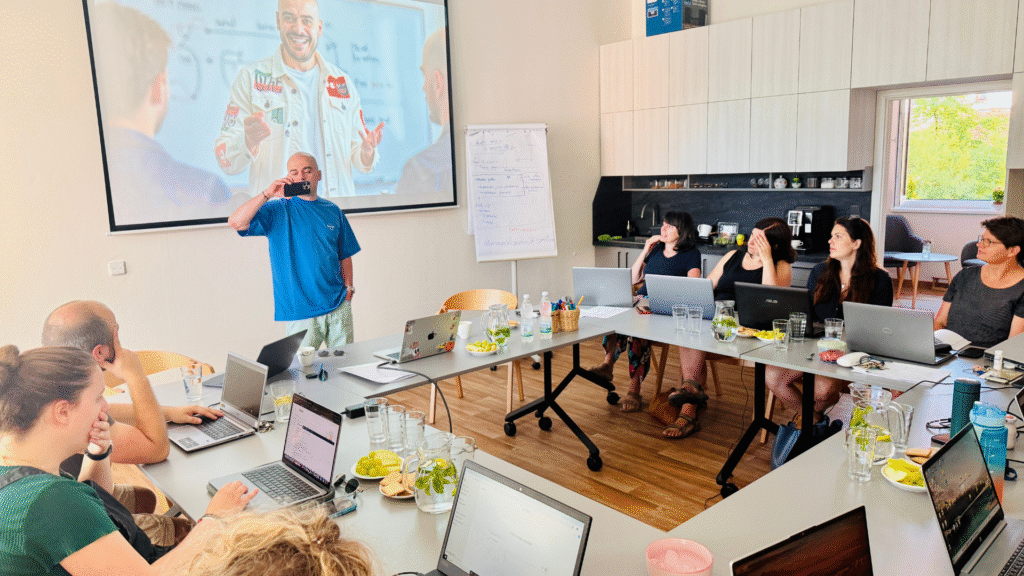 coalbrain je jako jako každý jiný zaměstnanec. Umí pracovat na jakémkoliv standardizovaném procesu a je schopen řešit i nenadálé situace. Když obdržíte email, tak ho nejprve přečte a následně je připraven Vám jej zpracovat, klidně i ve dvě hodiny ráno!