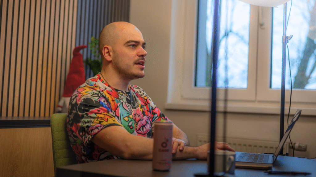 Nauč se s AI přemýšlet. Ne jen ji používat. Naše kurzy tě naučí, jak zapojit AI do běžný práce i života. Od základů až po pokročilé automatizace – bez teorie, bez stresu, v duchu AI-first mindsetu.